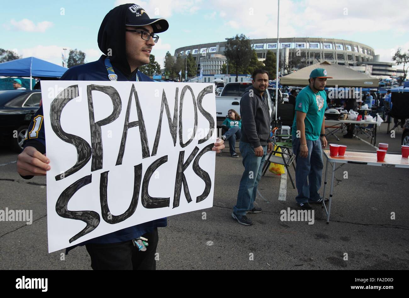 Le 20 décembre 2015 - Diego, le 20 décembre 2015, San Diego, CA | ventilateur Chargeurs Andy Garcia de Chula Vista porte un panneau disant comment se sent la propriété des Chargers comme il passe devant d'autres fans, les chargeurs qui ici pour voir jouer les chargeurs chargeurs, avant le dernier match, peut-être dernier match jamais si, à déplacer les chargeurs du Qualcomm Stadium de San Diego le dimanche. | Photo par Hayne Palmour IV/San Diego Union-Tribune/crédit obligatoire : HAYNE PALMOUR IV/SAN DIEGO UNION TRIBUNE-/ZUMA PRESS San Diego Union-Tribune Photo par Hayne Palmour IV copyright 2015 (Crédit Image : © Hayne Palmour iv/U-T San Diego via Banque D'Images