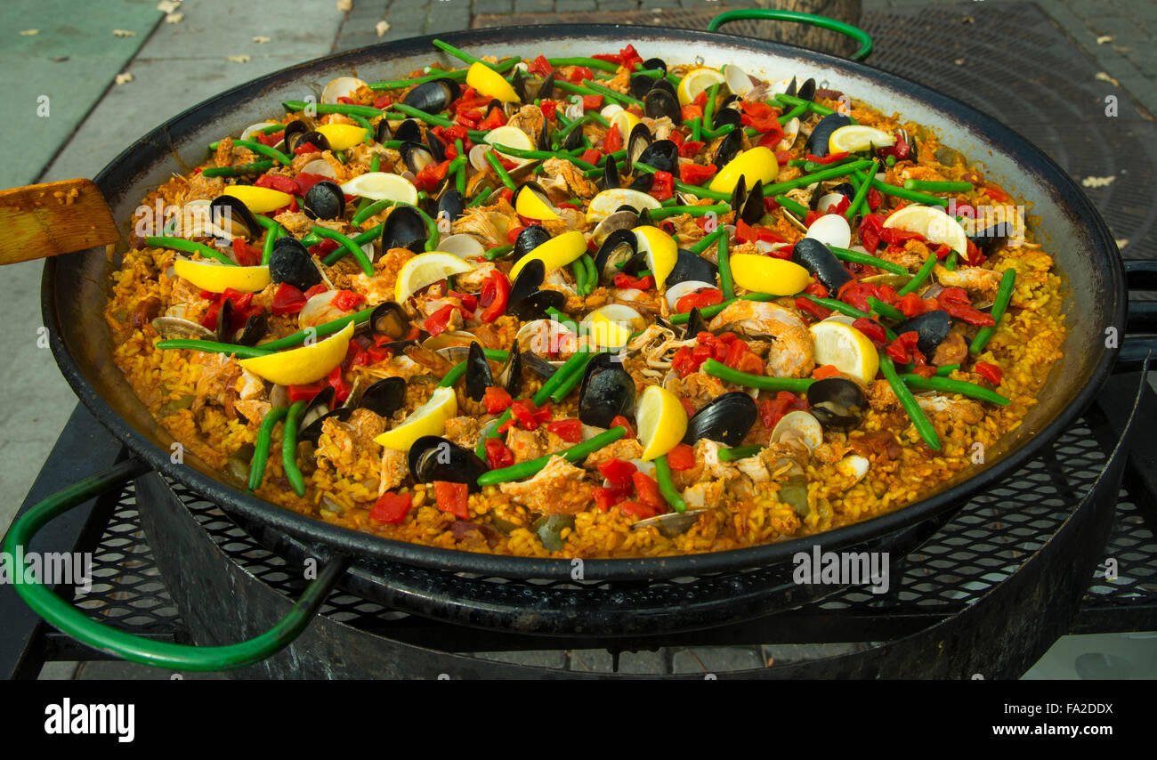 Marché BASQUE, PAN iconique de la plus célèbre de repas Paella 'colorés'préparés par le chef pour le déjeuner en plein air, Boise, Idaho, USA Banque D'Images
