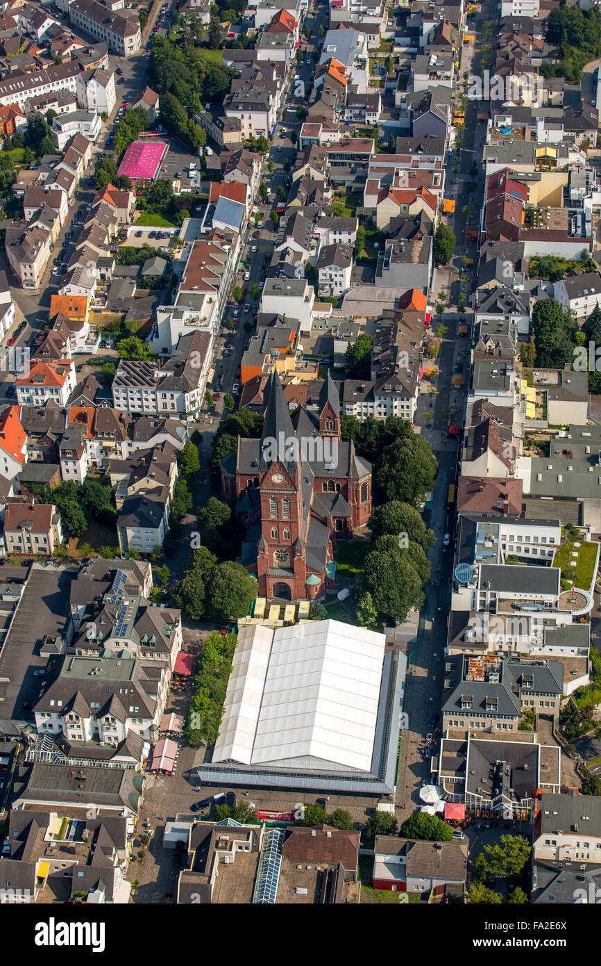 Vue aérienne, Apothekenstraße et place du marché, et l'église paroissiale de Saint Jean Baptiste, Neheim-Hüsten, District, Arnsberg, Banque D'Images