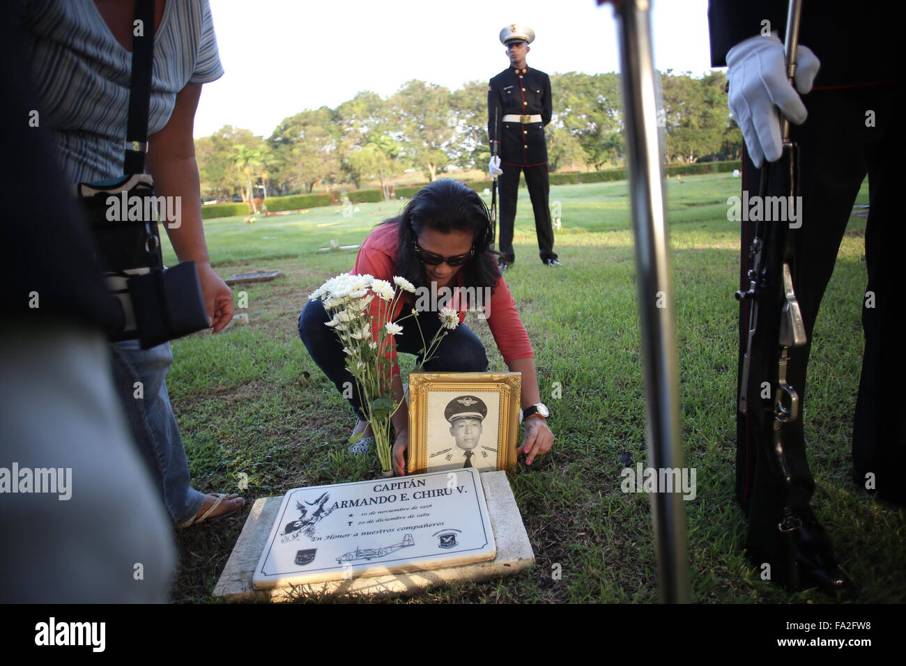 La ville de Panama, Panama. 18Th Oct, 2015. Parents des victimes de l'invasion militaire des États-Unis à Panama en décembre 1989, visitez le cimetière des victimes à Panama City, capitale du Panama, le 20 décembre, 2015. Le 20 décembre, 1989, l'armée américaine a envahi le Panama pour renverser l'ancien général panaméen Manuel Antonio Noriega. © Mauricio Valenzuela/Xinhua/Alamy Live News Banque D'Images