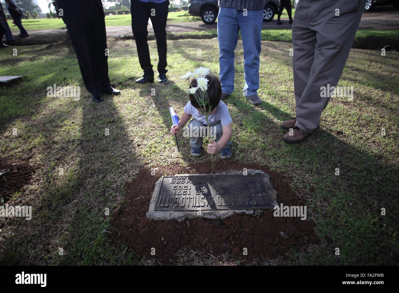 La ville de Panama, Panama. 18Th Oct, 2015. Parents des victimes de l'invasion militaire des États-Unis à Panama en décembre 1989, visitez le cimetière des victimes à Panama City, capitale du Panama, le 20 décembre, 2015. Le 20 décembre, 1989, l'armée américaine a envahi le Panama pour renverser l'ancien général panaméen Manuel Antonio Noriega. © Mauricio Valenzuela/Xinhua/Alamy Live News Banque D'Images