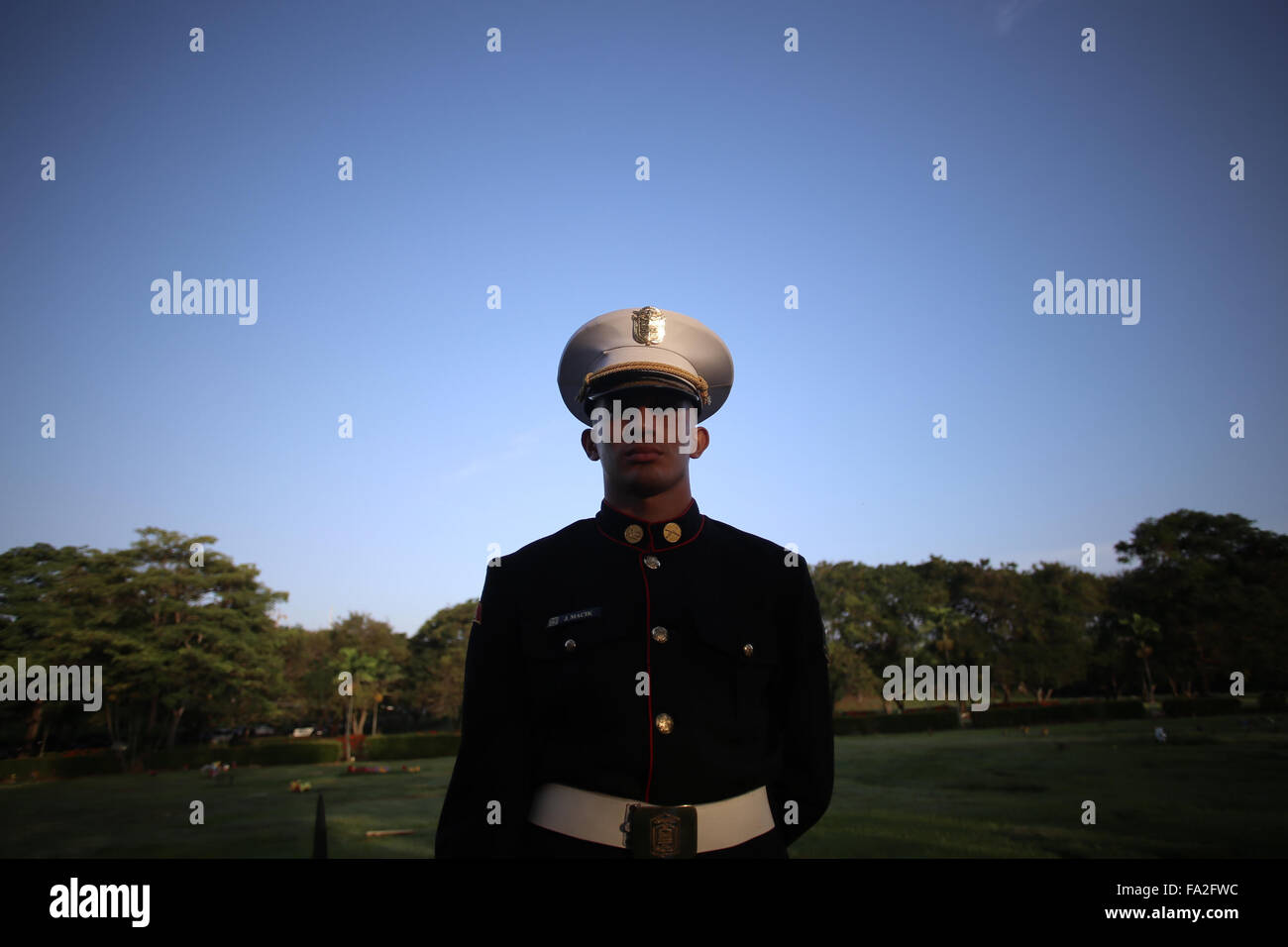 La ville de Panama, Panama. 18Th Oct, 2015. Un garde assiste à une procession en mémoire des victimes de l'invasion militaire des États-Unis à Panama en décembre 1989 à Panama City, capitale du Panama, le 20 décembre, 2015. Le 20 décembre, 1989, l'armée américaine a envahi le Panama pour renverser l'ancien général panaméen Manuel Antonio Noriega. © Mauricio Valenzuela/Xinhua/Alamy Live News Banque D'Images