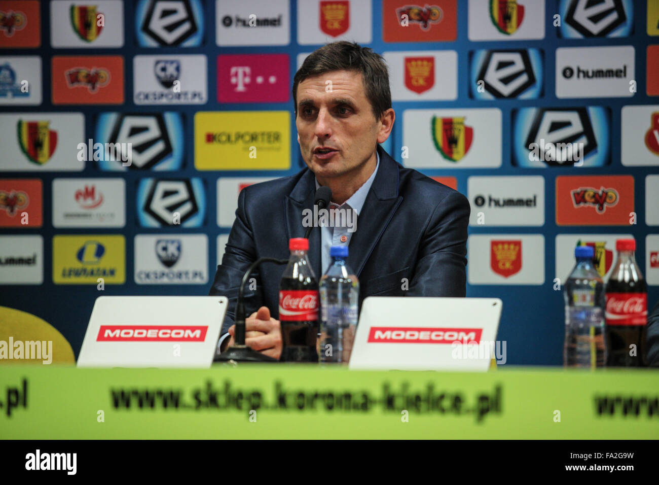 Kielce, Pologne. 18Th Oct, 2015. Legia Warszawa bat 3:1 Korona Kielce en Ekstraklasa polonaise de football. Plus de 9 000 fans de football, vu le jeu à Kielce Kolpolter stadium. Le Korona Kielce coach MArcin Brosz. Credit : Dominika Zarzycka/Alamy Live News Banque D'Images