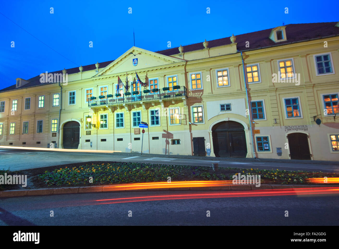 Hôtel de ville de Sremski Karlovci dans la nuit Banque D'Images