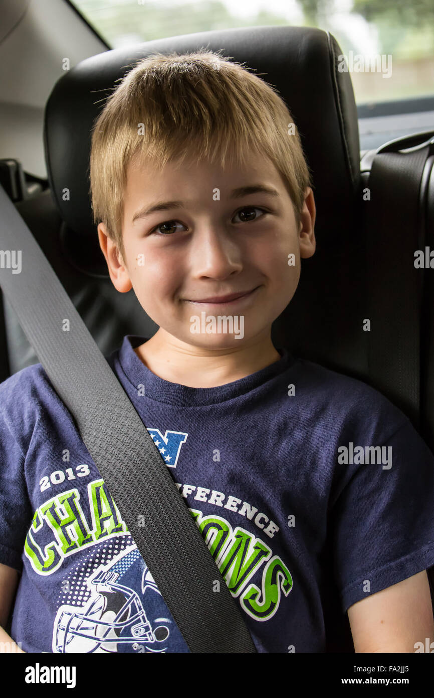 Sept ans porter une ceinture dans la voiture à Seattle, Washington,  États-Unis Photo Stock - Alamy