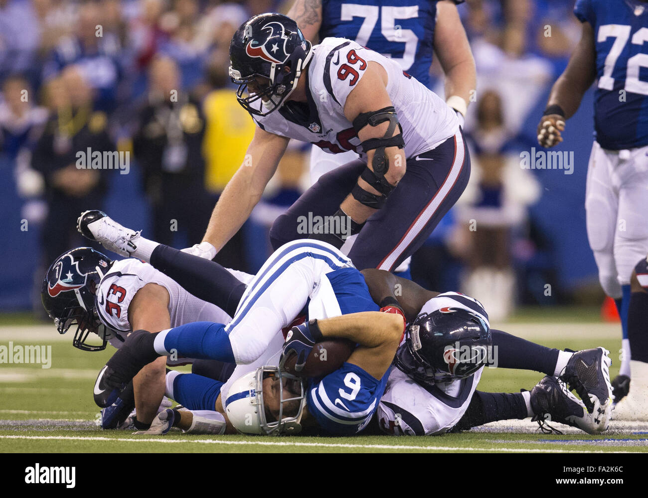 Indianapolis, Indiana, USA. 18Th Oct, 2015. Indianapolis Colts quarterback Charlie Whitehurst (6) est l'onagre sur l'attaquerdurant NFL football action de jeu entre les Houston Texans et les Indianapolis Colts au Lucas Oil Stadium à Indianapolis, Indiana. Battu Houston Indianapolis 16-10. John Mersits/CSM/Alamy Live News Banque D'Images