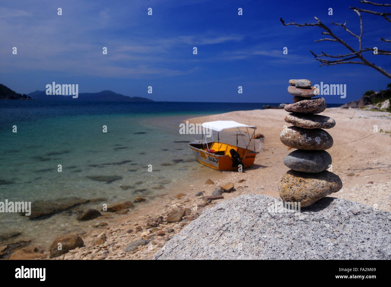 Location de petits bateaux sur la plage à Coombe Island, parc national des Îles de la famille, Grande Barrière de Corail, Queensland, Australie. Pas de PR Banque D'Images