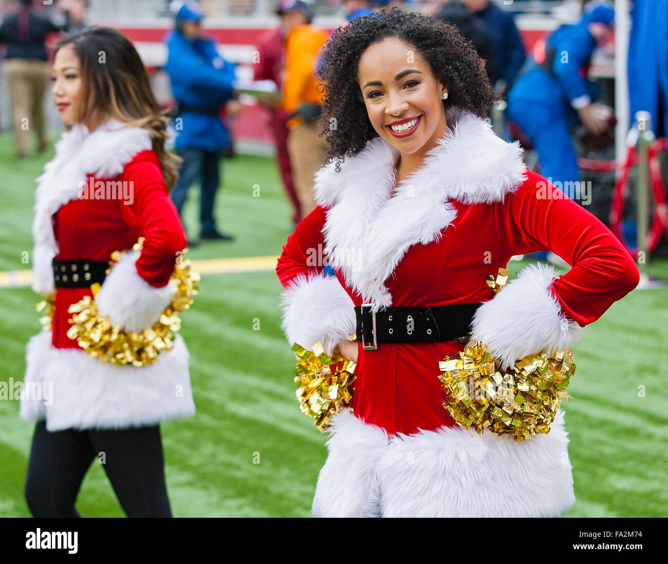 20 décembre 2015 : un San Francisco 49ers Goldrush Cheerleader au cours de la NFL football match entre les Bengals de Cincinnati et les San Francisco 49ers à Levi's Stadium à Santa Clara, CA. Les 49ers ont perdu au Bengals 24-14. Damon Tarver/Cal Sport Media Banque D'Images