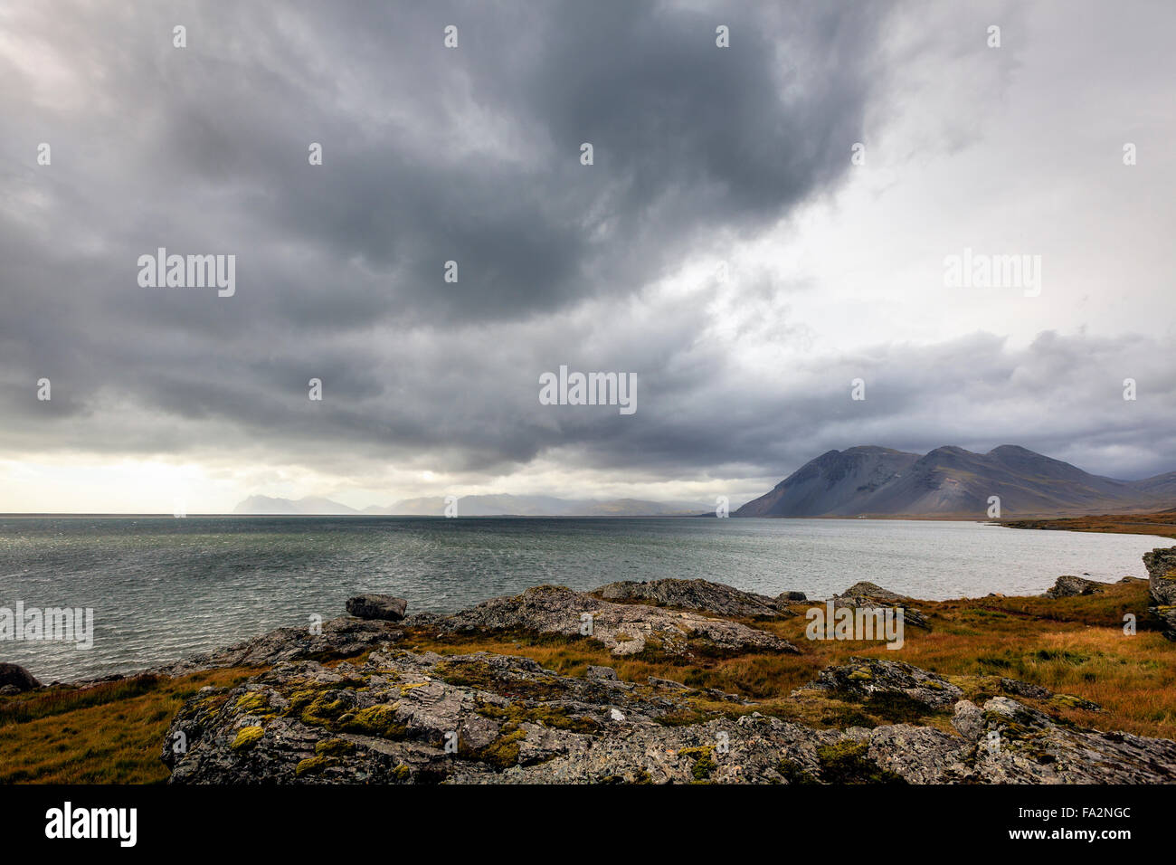 Vue panoramique de la côte sud de l'Islande et le nord de l'Atlantique avec un ciel couvert Banque D'Images