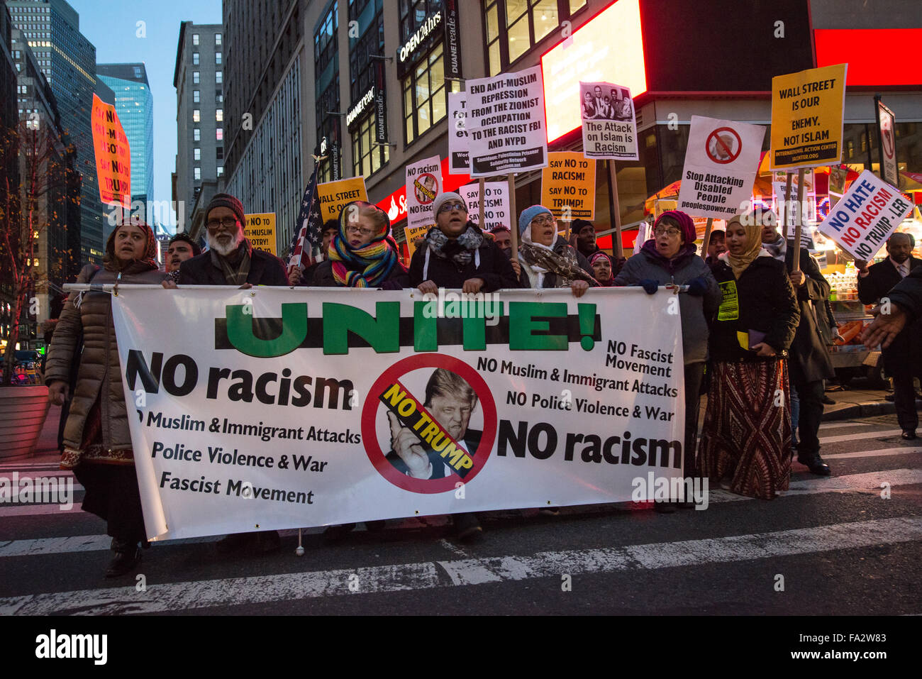 New York, États-Unis. 18Th Oct, 2015. Plusieurs centaines de manifestants se sont rassemblés à l'extérieur de la Trump Tower à l'East 56th Street et de la Cinquième Avenue à Manhattan pour condamner candidat présidentiel républicain Donald Trump's position sur l'immigration ; après le rallye pendant près de deux heures, les manifestants ont défilé à Herald Square. Credit : Albin Lohr-Jones/Pacific Press/Alamy Live News Banque D'Images