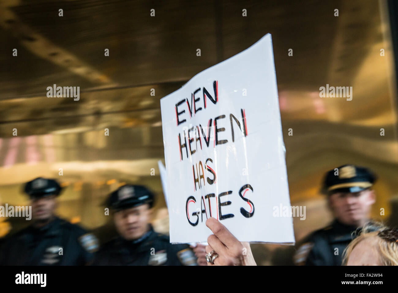 New York, États-Unis. 18Th Oct, 2015. Un manifestant pro-Trump détient en altitude le signe de la lecture, "Même le ciel a des portes", alors qu'elle passe devant un groupe d'officiers de NYPD stationnées en dehors Trump Tower. Plusieurs centaines de manifestants se sont rassemblés à l'extérieur de la Trump Tower à l'East 56th Street et de la Cinquième Avenue à Manhattan pour condamner candidat présidentiel républicain Donald Trump's position sur l'immigration ; après le rallye pendant près de deux heures, les manifestants ont défilé à Herald Square. Credit : Albin Lohr-Jones/Pacific Press/Alamy Live News Banque D'Images