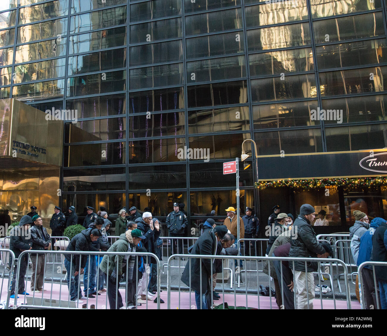 New York, États-Unis. 18Th Oct, 2015. Muslim-American les hommes à partir d'une mosquée locale prier en face de Trump Tower. Plusieurs centaines de manifestants se sont rassemblés à l'extérieur de la Trump Tower à l'East 56th Street et de la Cinquième Avenue à Manhattan pour condamner candidat présidentiel républicain Donald Trump's position sur l'immigration ; après le rallye pendant près de deux heures, les manifestants ont défilé à Herald Square. Credit : Albin Lohr-Jones/Pacific Press/Alamy Live News Banque D'Images