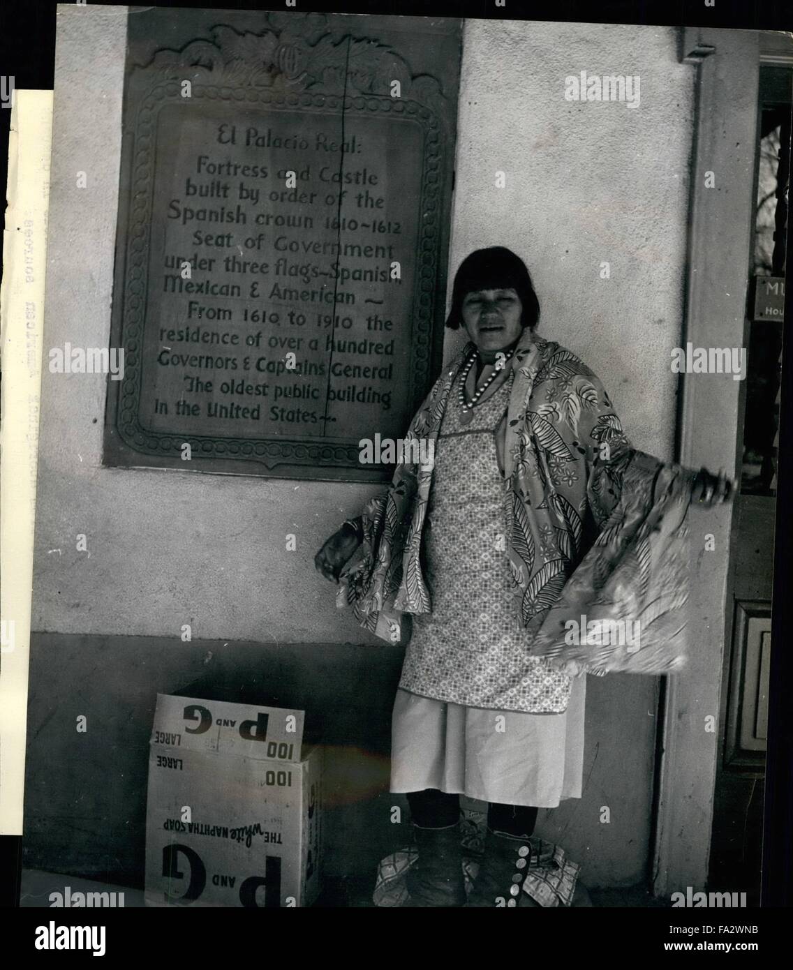 1955 - historique Santa Fe, capitale du Nouveau-Mexique des habitations en Adobe, revendique le plus ancien bâtiment des États-Unis : une femme indienne locale se tient près du panneau d'affichage à l'entrée de l'ancien Palais des gouverneurs, qui est prétendu être le plus ancien bâtiment dans le  . Santa Fe : la capitale la plus récente de l'Amérique donne son nom à Un style d'architecture Pecullarly sienne : maison de 'Adobe Building' : la nouvelle architecture mexicaine reflète son histoire et sa culture, et est basée sur des matériaux et des formes indigènes à l'État. Les premiers bâtiments ont évolué par les premiers habitants qui y avaient vécu pour le cen inconnu Banque D'Images