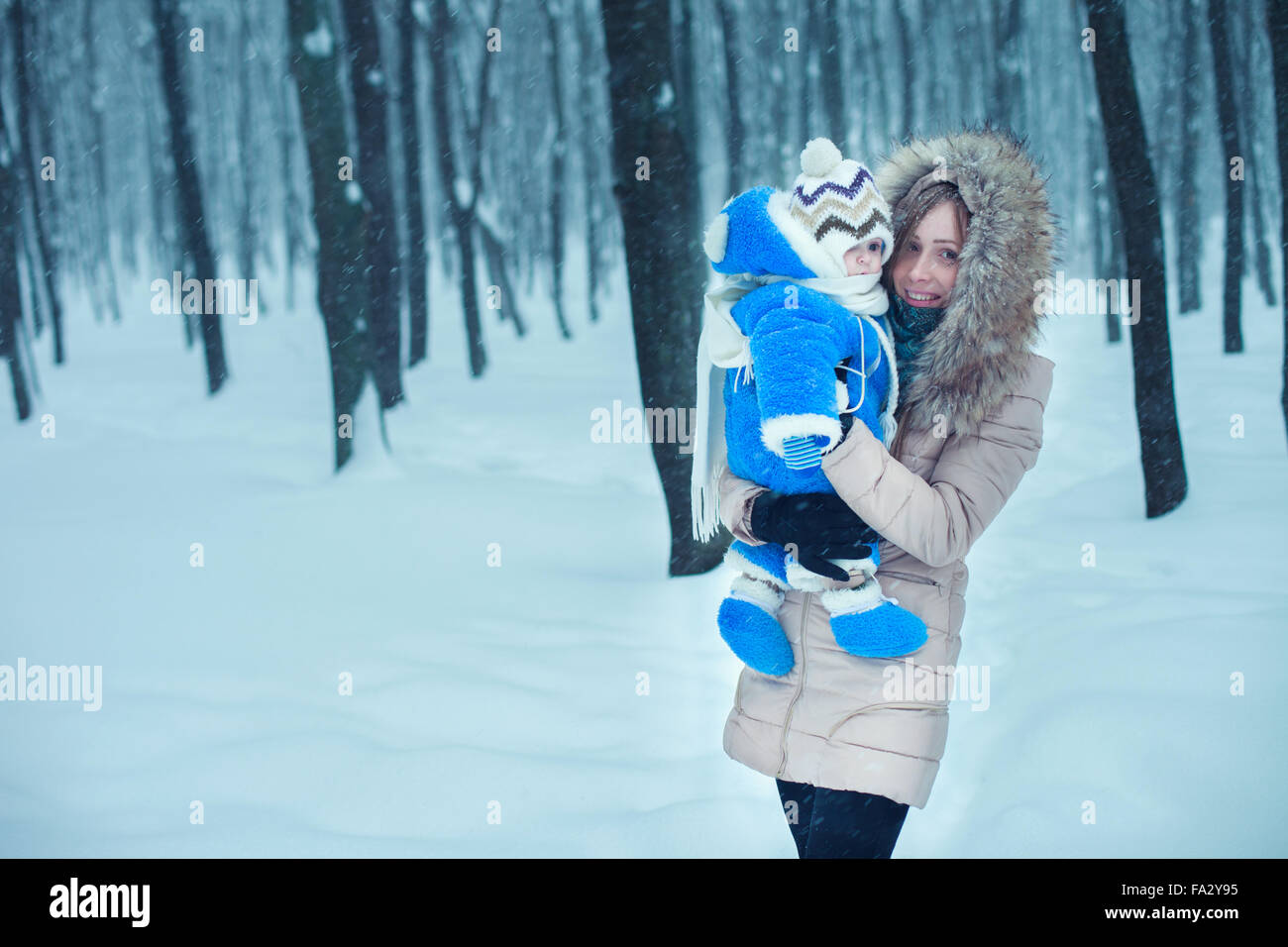 Petit garçon voit la première fois snow Banque D'Images