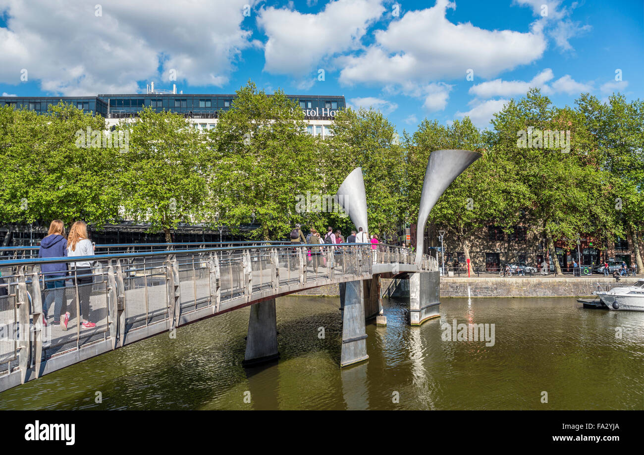 Pero's Bridge du Millenium Square l'atterrissage dans les port flottant de Bristol, Somerset, England, United Kingdom Banque D'Images