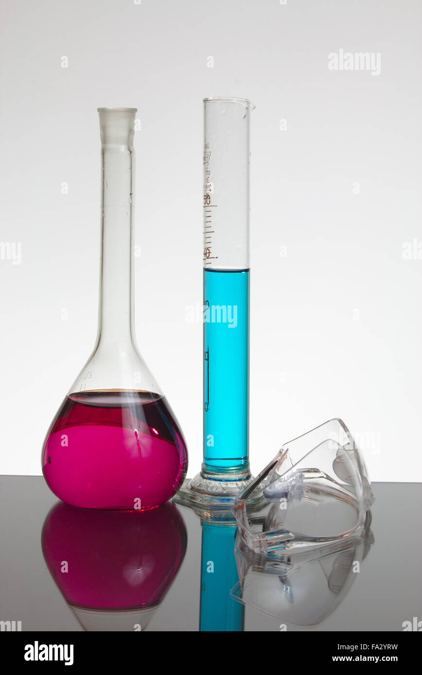 Éprouvette jaugée, et lunettes de protection Banque D'Images