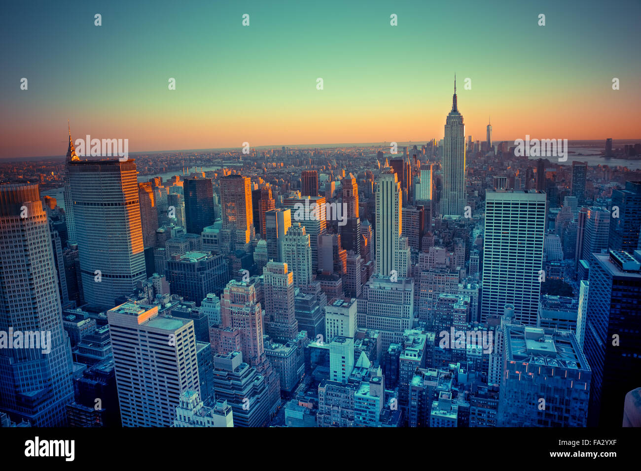 Vue d'ensemble des immeubles de New York au coucher du soleil Banque D'Images