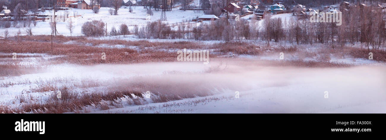 Ville d'hiver. Soir de janvier. Brouillard d'hiver en Biélorussie Banque D'Images