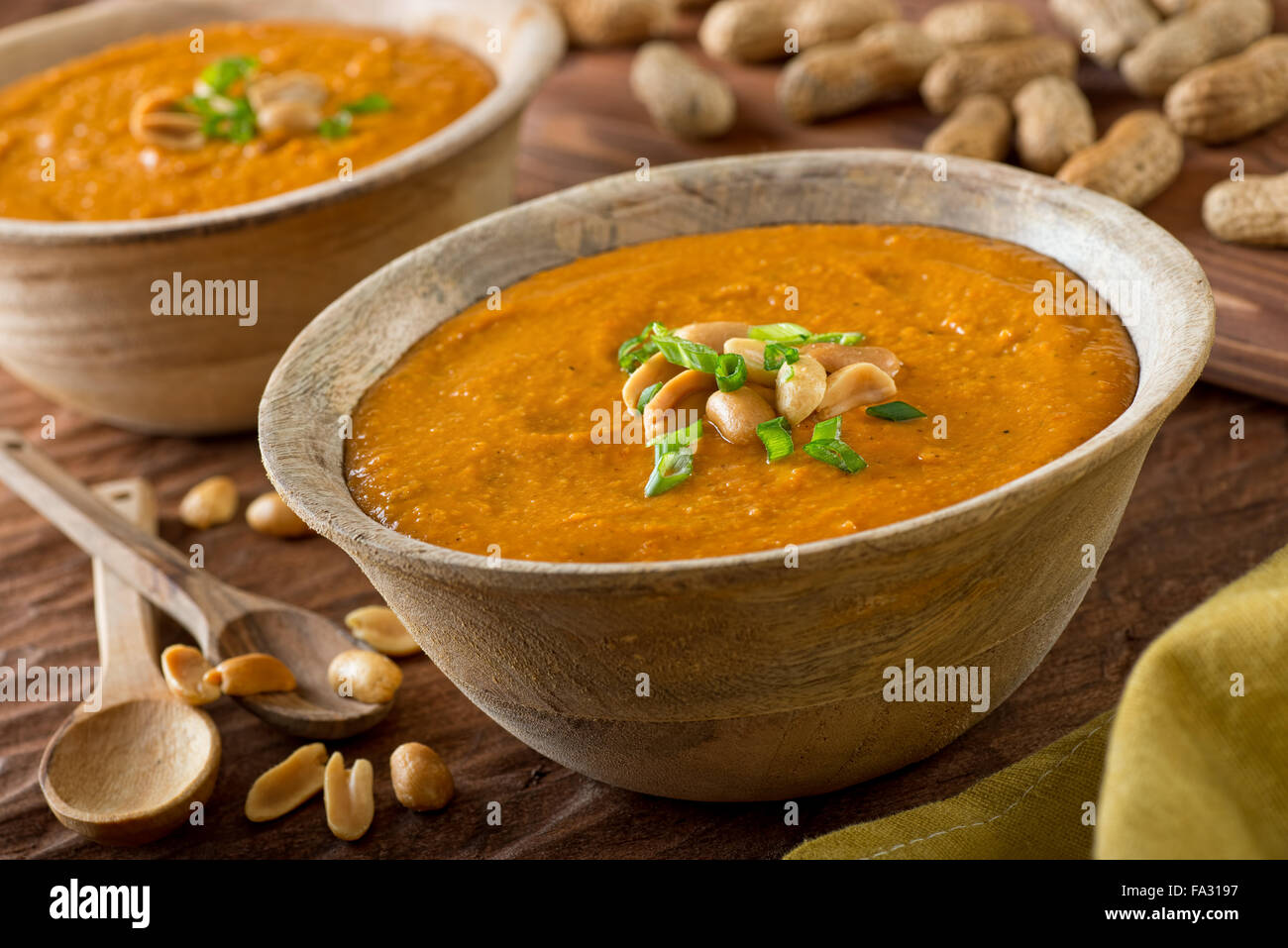 Un délicieux bol de soupe d'arachide africaine fait maison avec de l'oignon vert en garniture. Banque D'Images