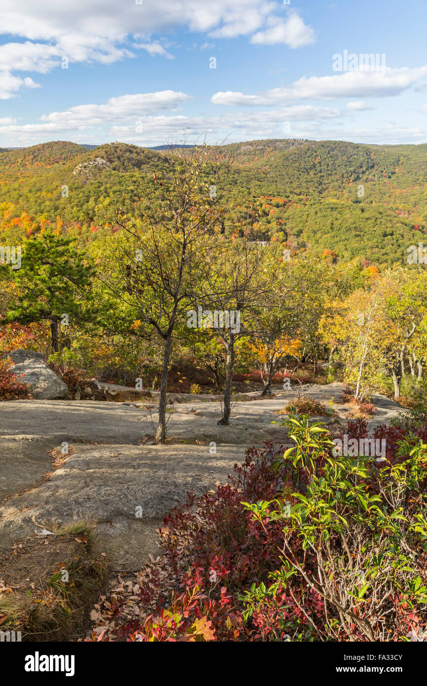 L'automne arrive dans les montagnes et les vallées au nord de Bear Mountain State Park, New York Banque D'Images