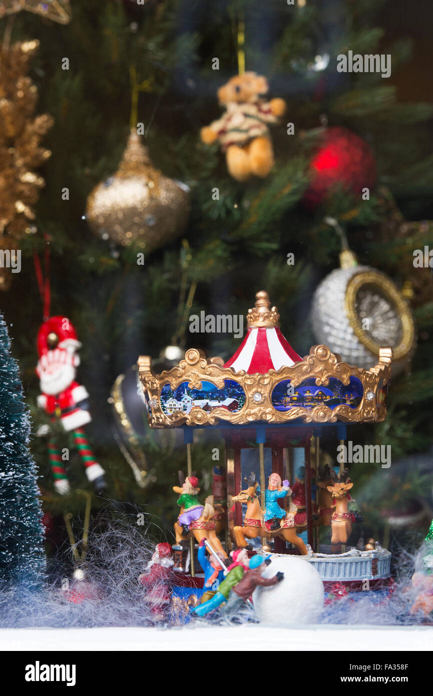 Les jouets de Noël neige scène vitrine. Broadway, Cotswolds, Worcestershire, Angleterre Banque D'Images