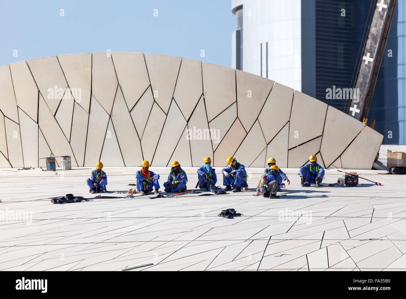 Les travailleurs au Musée national du Qatar, Doha Banque D'Images