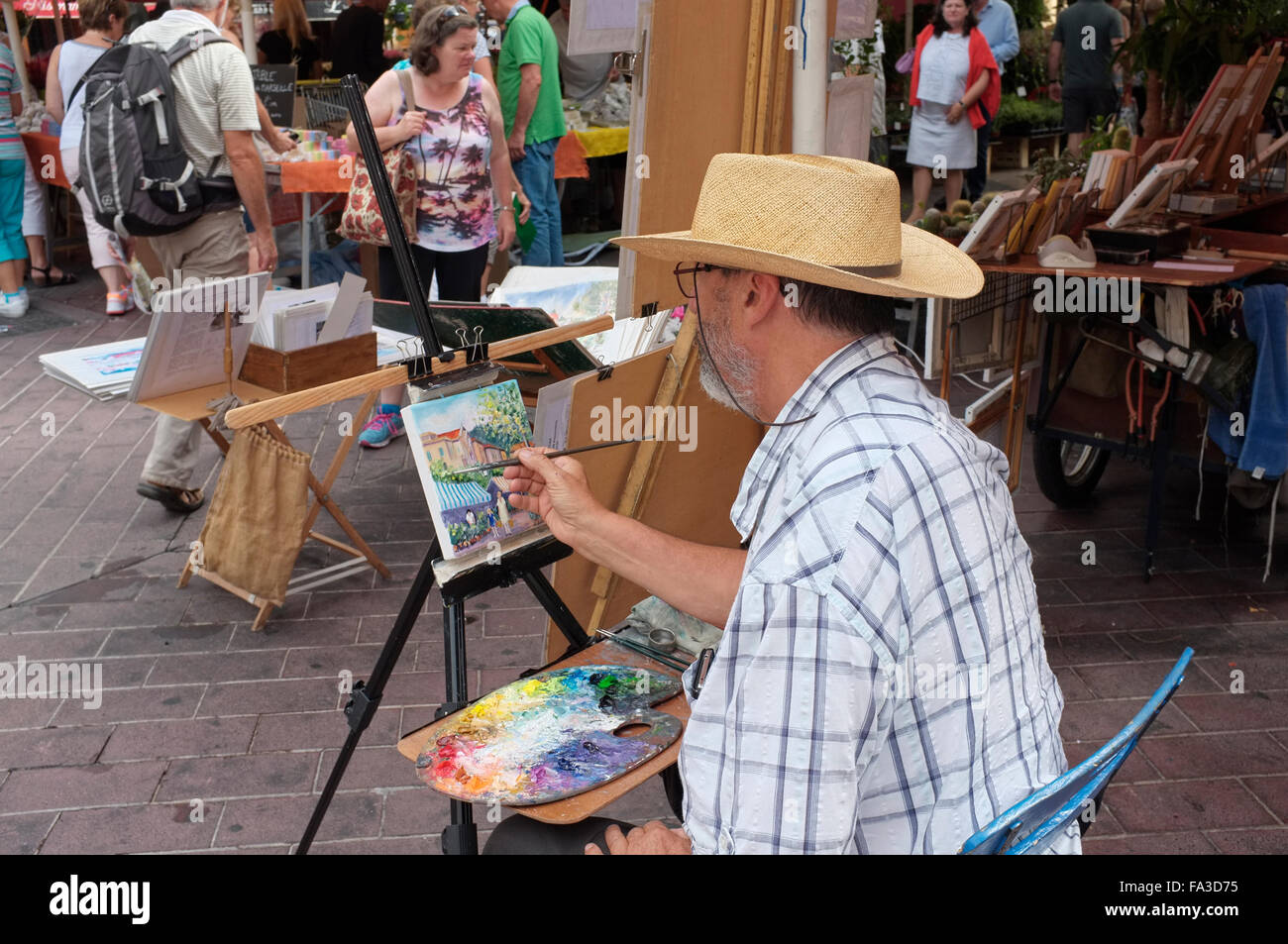 Un artiste peint une photo au Marché aux Fleurs, Nice, Provence, France. Banque D'Images