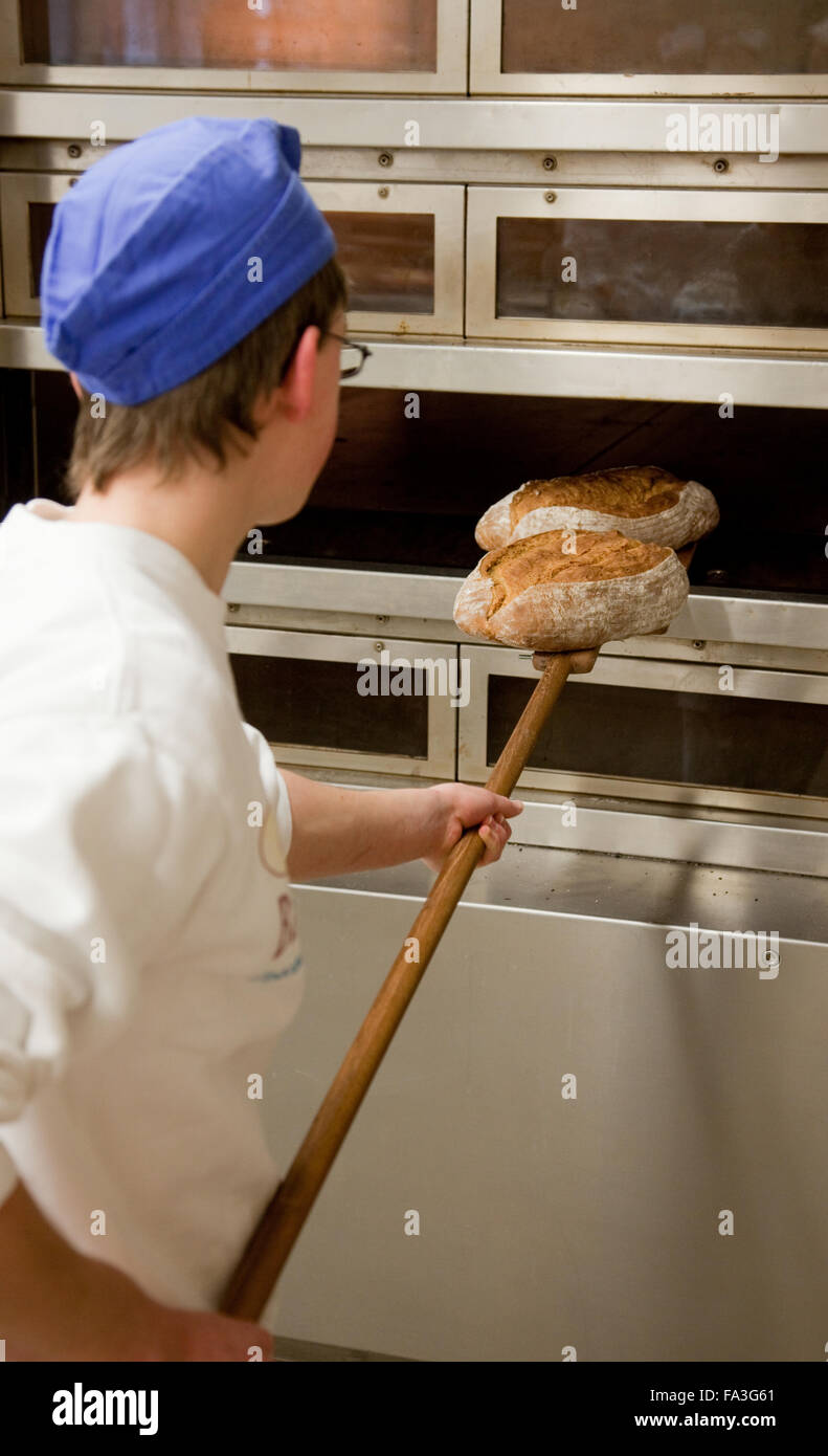 Apprenti boulanger de pain frais. Banque D'Images