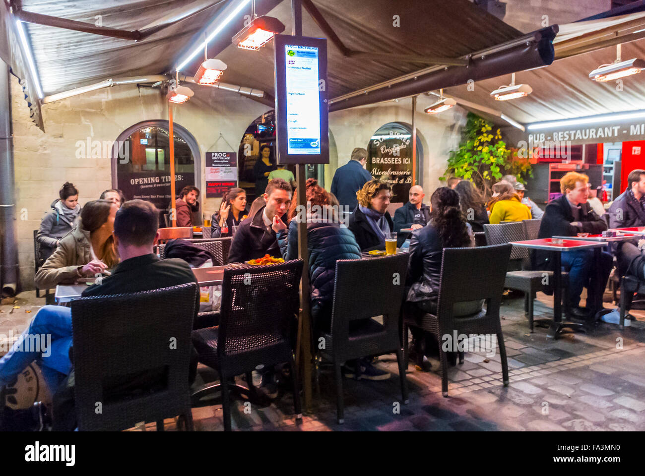 Scènes de rue, foule de gens à Bercy Village, partager des boissons le soir, restaurants Bistro français, terrasse à l'extérieur de la rue, quartiers locaux, hiver Banque D'Images