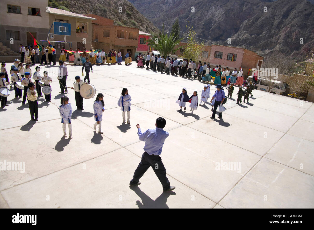 Les spectateurs, musiciens, chefs du gouvernement à la célébration de l'année 500 Luribay, Bolivie, un petit village de Bolivie, Amérique du Sud Banque D'Images