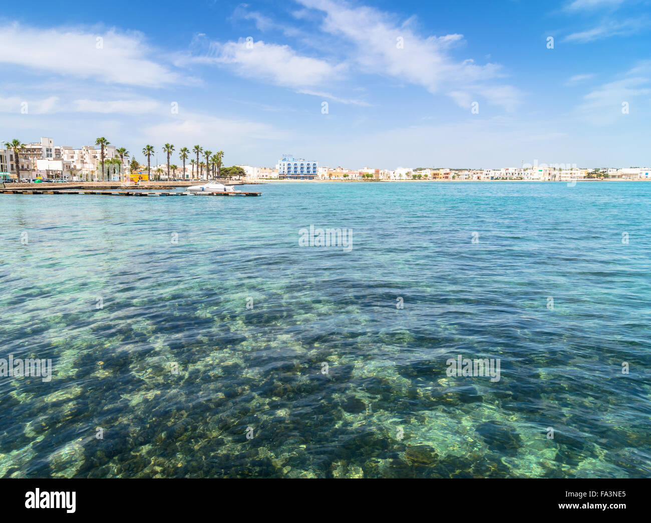 Mer Méditerranée et le littoral de Porto Cesareo, Italie. Banque D'Images