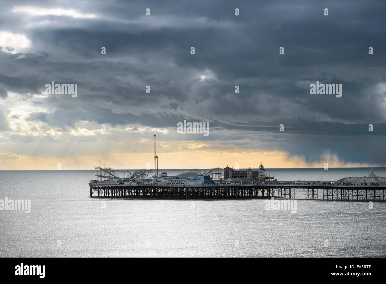 La jetée de Brighton sous les nuages de tempête Banque D'Images