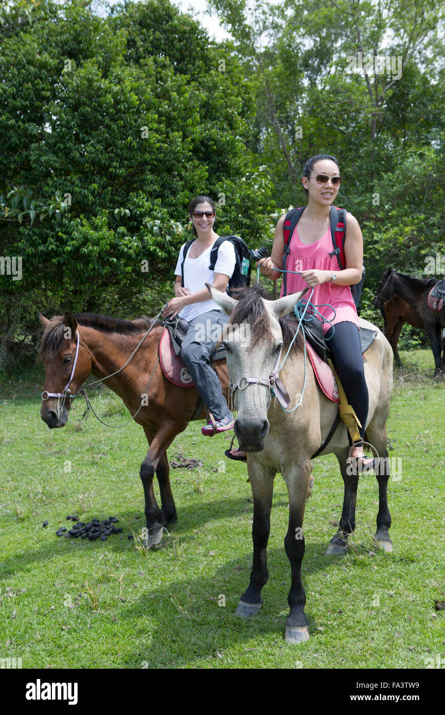 Deux femmes à cheval Banque D'Images