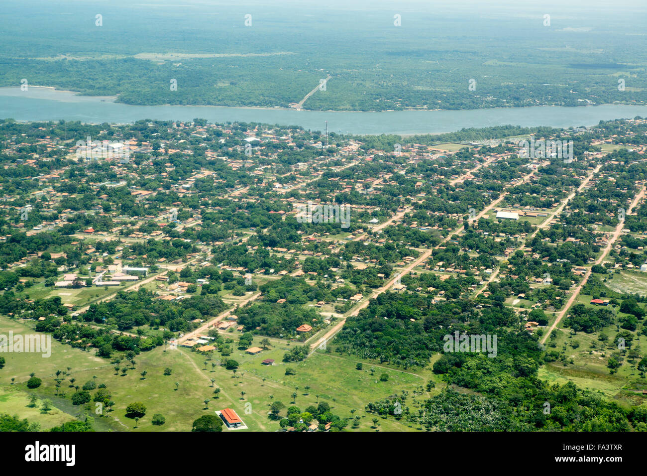 Soure village et l'embouchure de la rivière Paracauari sur l'île de Marajo, Amazonie brésilienne - la déforestation Banque D'Images