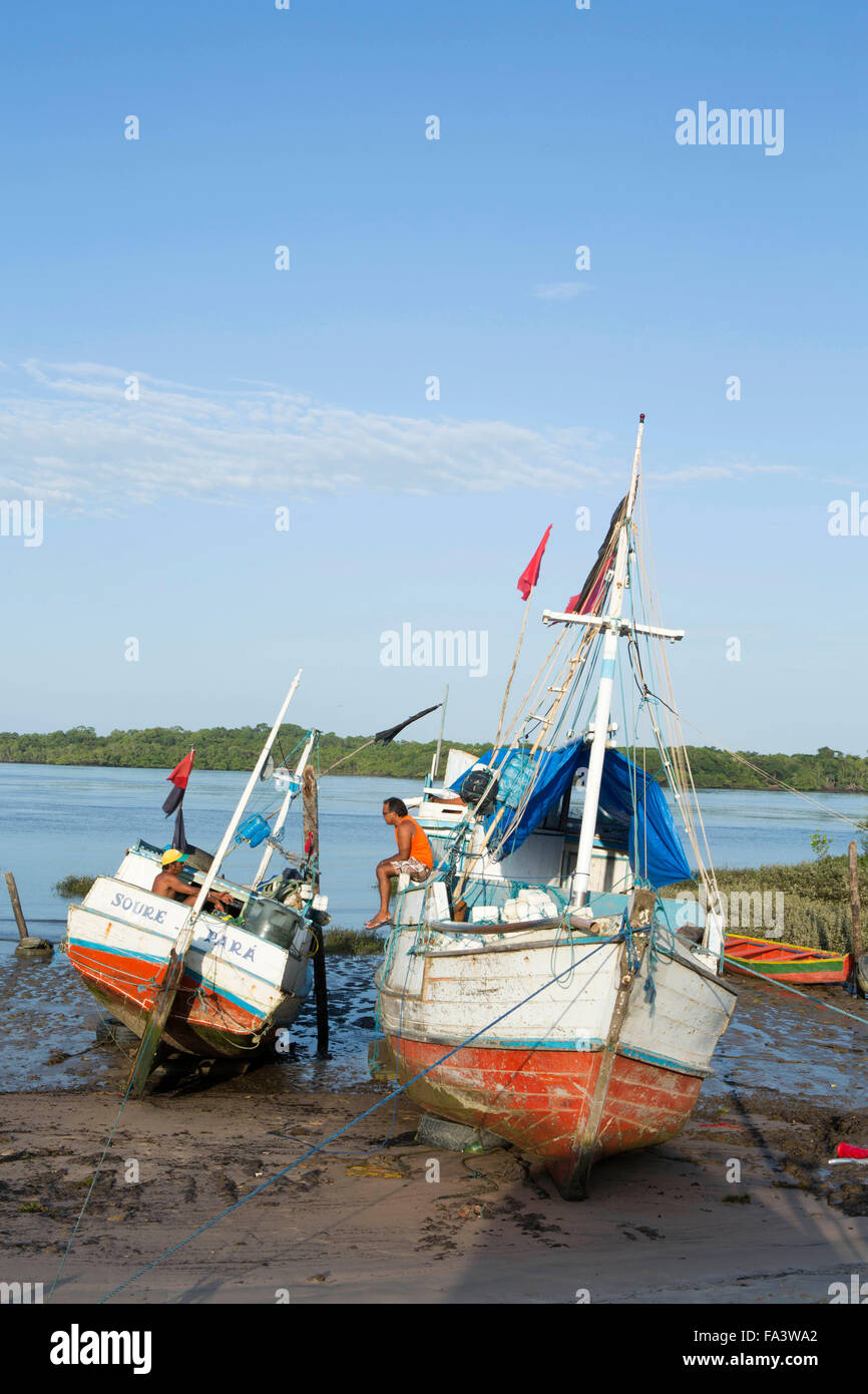 Brésil, Para, Marajo, souris. Deux pêcheurs locaux parlant, des bateaux de pêche en bois amarrés sur une crique sur l'île de Marajo dans l'Amazonie brésilienne Banque D'Images