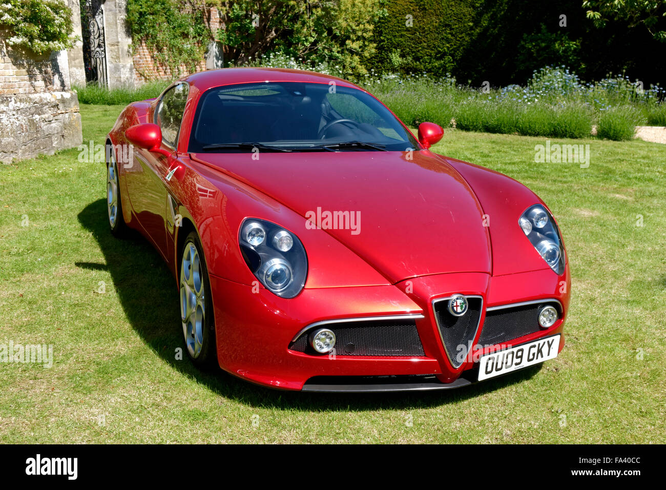 D'une Alfa Romeo 8C Competizione moteur coupé sport voiture à la Wilton House Classic & Supercar Show, Wiltshire, 2015. Banque D'Images