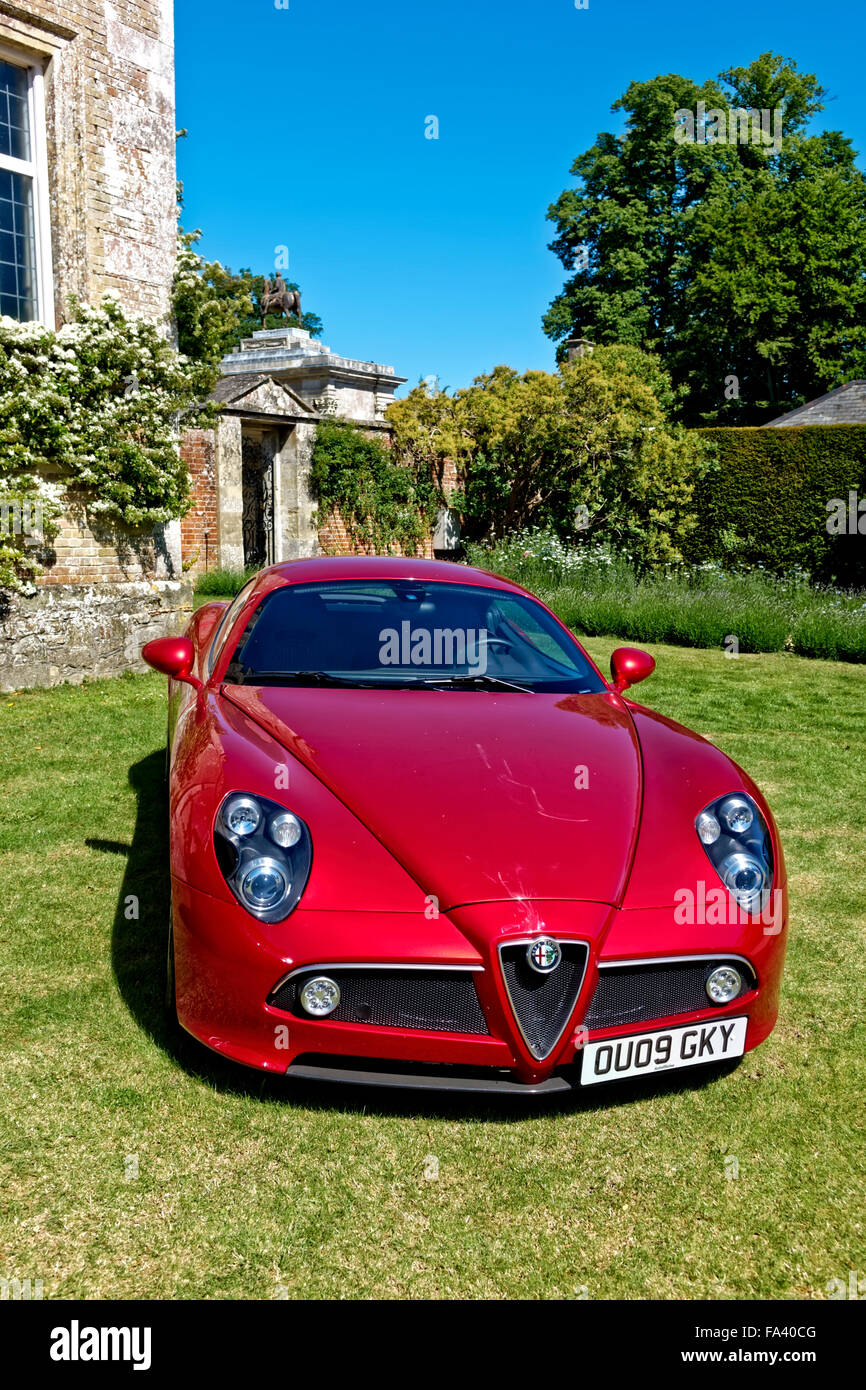D'une Alfa Romeo 8C Competizione moteur coupé sport voiture à la Wilton House Classic & Supercar Show, Wiltshire, 2015. Banque D'Images