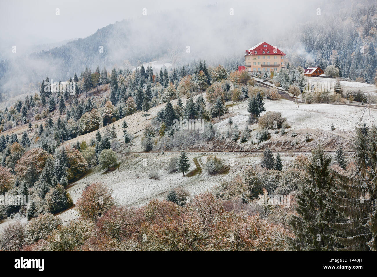 Hôtel dans les montagnes. La neige et le brouillard. Entrée de l'hiver dans les Carpathes. Banque D'Images