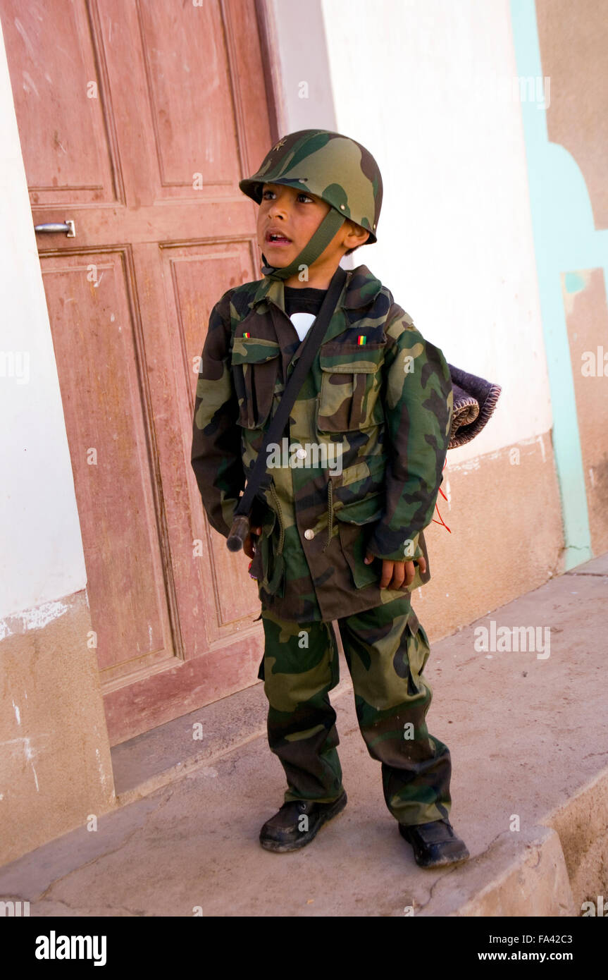 Garçon bolivien en uniforme du soldat lors d'un événement à Luribay, La Paz, Bolivie, Amérique du Sud Banque D'Images