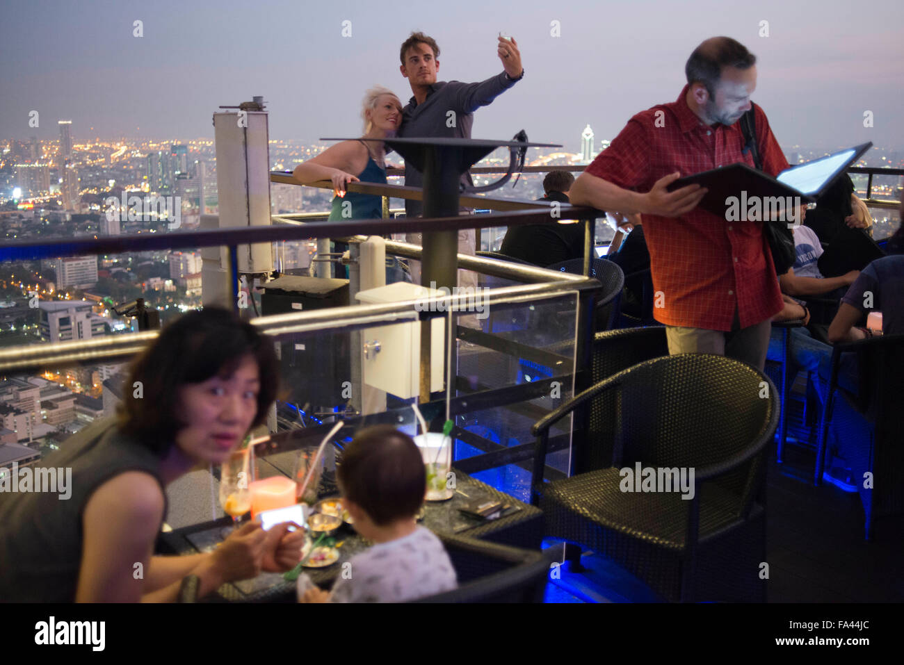 Sur le toit du Banyan Tree Vertigo & Moon Bar, Restaurant, , Bangkok , Thaïlande. Vue de la ville, le bar Vertigo et Restaurant, toit de Banque D'Images