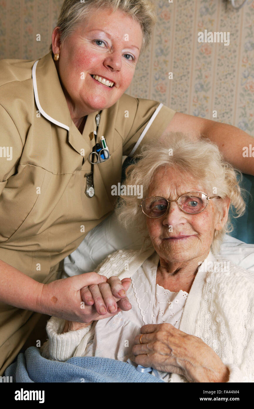 Portrait d'une infirmière auxiliaire sur les patients avec Ward, orthopédie Banque D'Images
