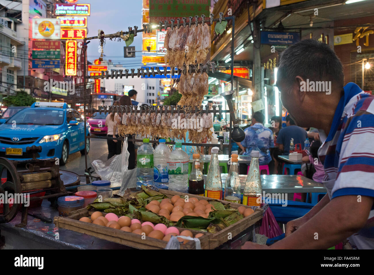 Restaurants et vie nocturne de Thanon Yaowarat Road dans la nuit dans le centre de Chinatown district de Bangkok en Thaïlande. Yaowarat et Phahu Banque D'Images