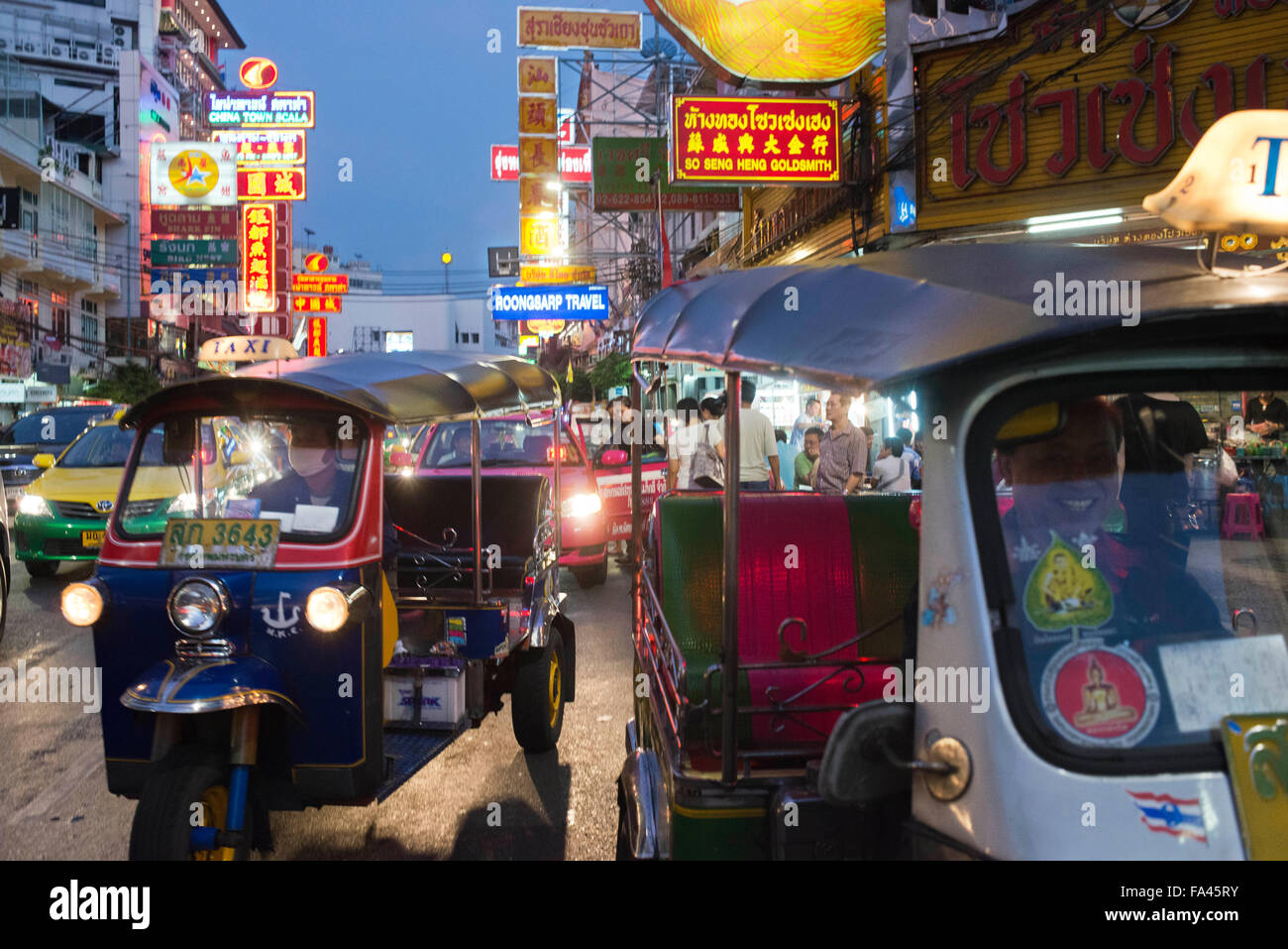 Tuk Tuks taxi dans la rue. Vue vers le bas Thanon Yaowarat Road dans la nuit dans le centre de Chinatown district de Bangkok en Thaïlande. Yaowarat Banque D'Images