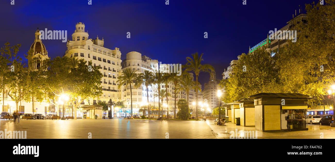 Vue panoramique de la Placa del Ajuntament en soirée. Valencia Banque D'Images