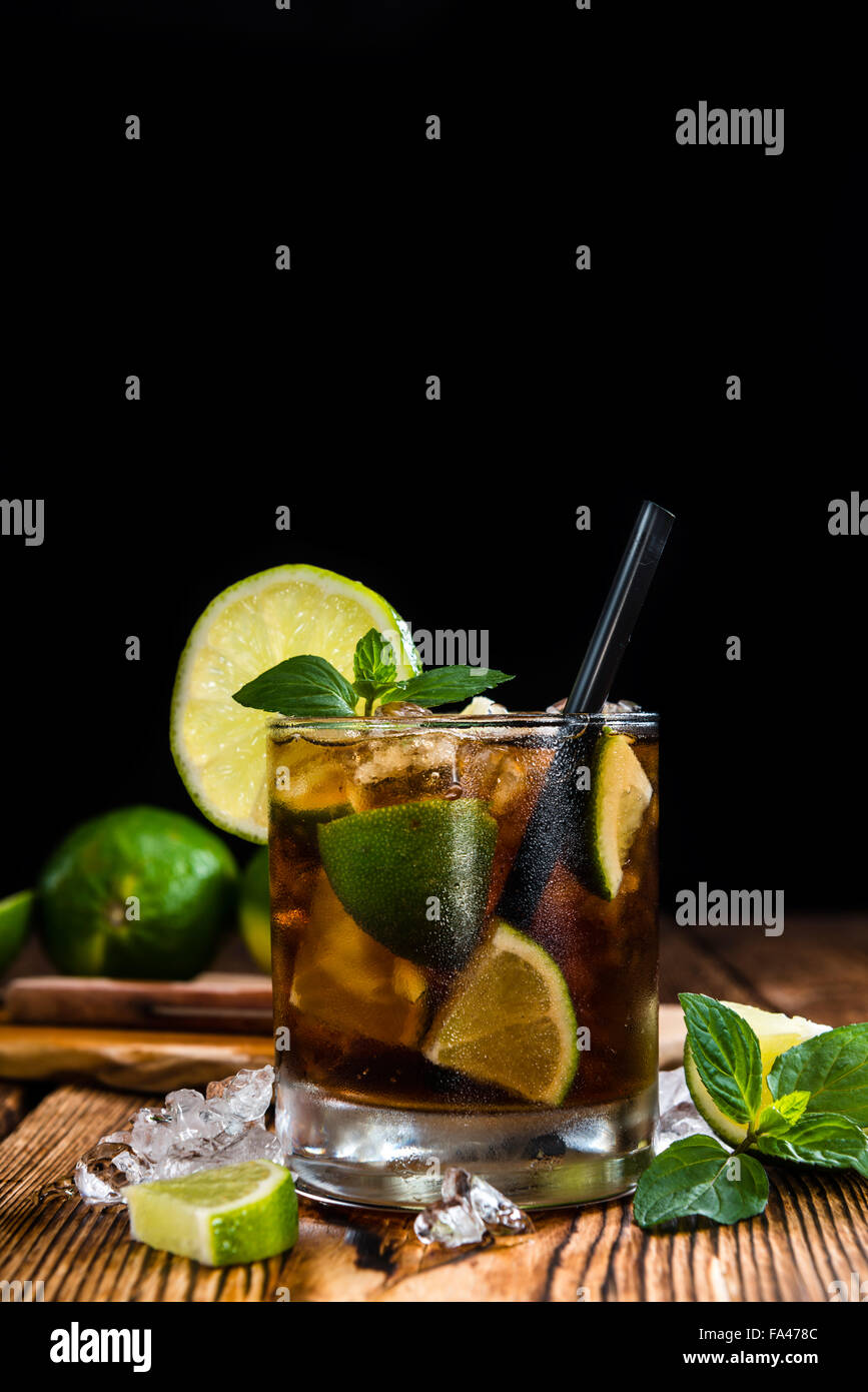 Cuba Libre frais avec rhum brun et savoureux de la chaux Banque D'Images