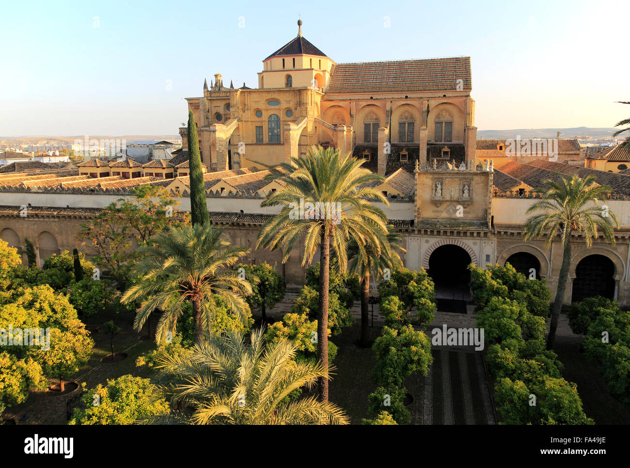 De fait, la Grande Mosquée Cathédrale Mezquita, ancien immeuble dans le centre de la mosquée, Cordoue, Espagne Banque D'Images