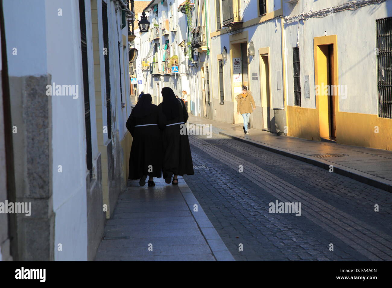 Deux religieuses à marcher ensemble le long de la chaussée, Cordoba, Espagne Banque D'Images