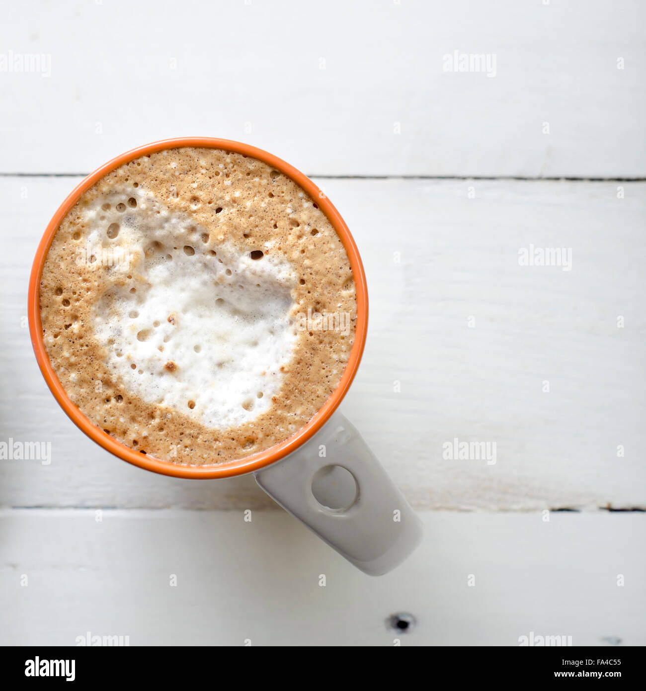 Vue de dessus d'une tasse de café sur la surface en bois blanc Banque D'Images