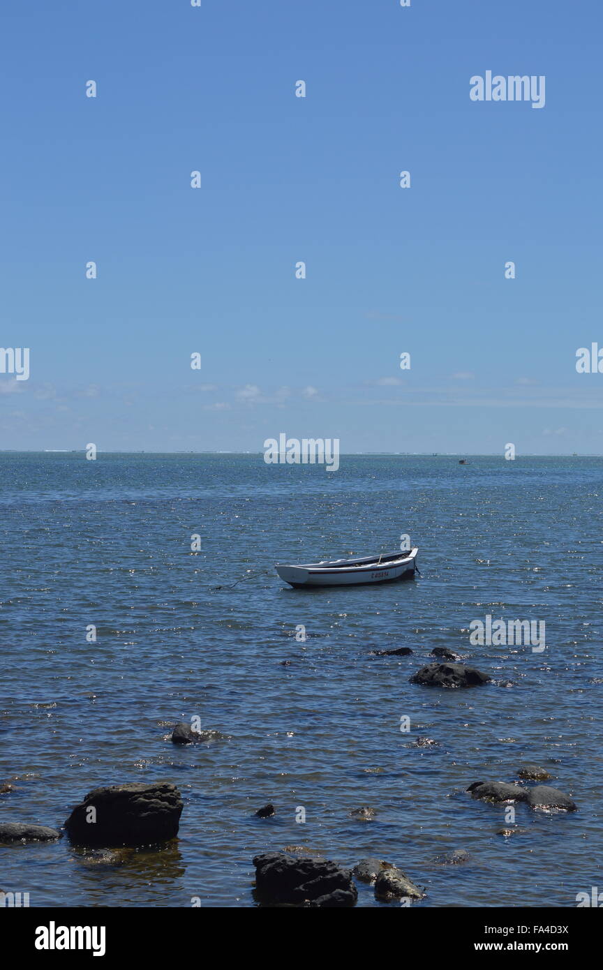 Boat sea sky blue rock Banque D'Images