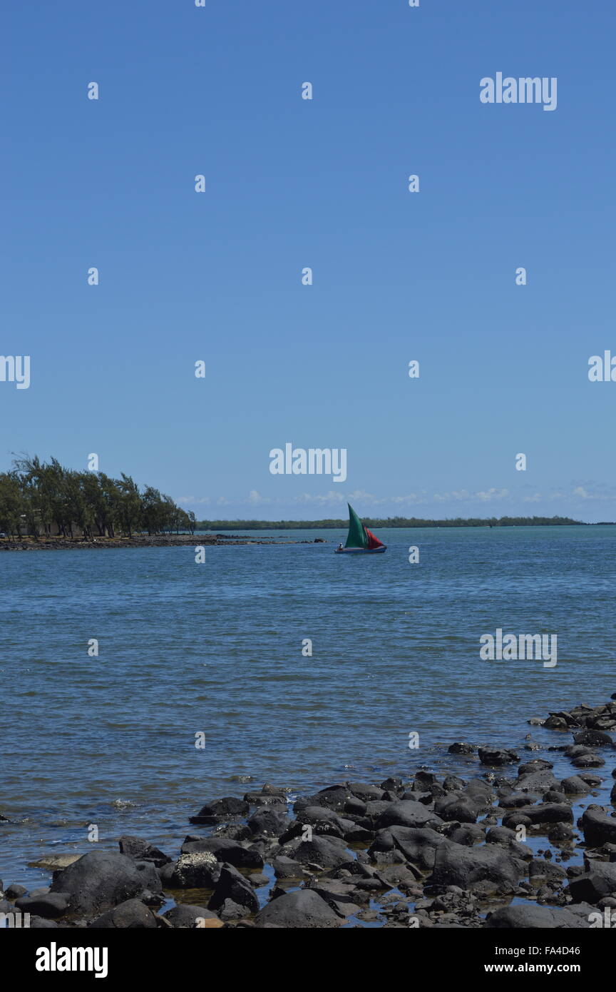 Bleu mer bateau sky rock station arbres filao Banque D'Images